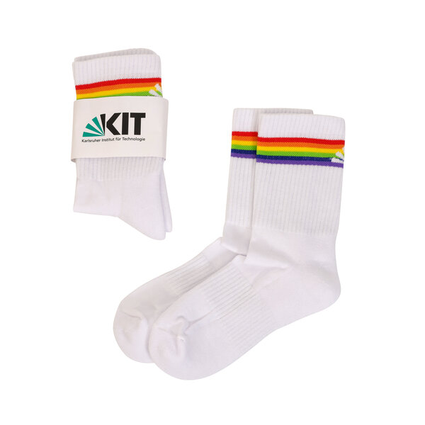 Weiße Tennissocken der KIT mit Regenbogenstreifen