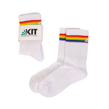 Weiße Tennissocken der KIT mit Regenbogenstreifen
