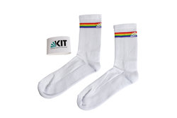 Weiße Tennissocken der KIT mit Regenbogenstreifen.