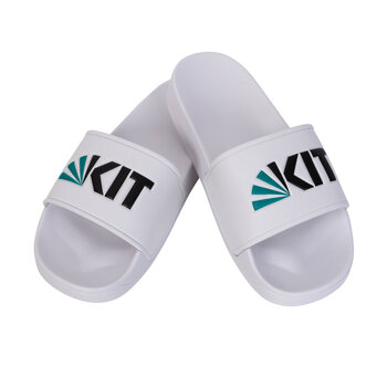 Weiße Badelatschen mit KIT-Logo