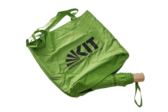 Nachhaltiger Taschenschirm und Shopper des KIT